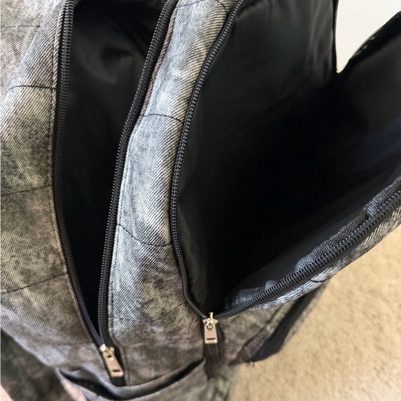 Backpack - Picture 3 of 6